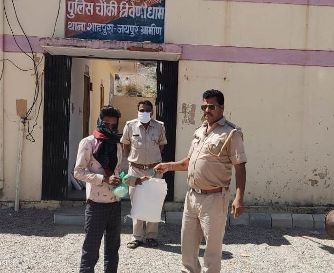  त्रिवेणी पुलिस चौकी प्रभारी कैलाश चन्द मीणा ने जरूरतमंदों को बांटी खाद्य सामग्री