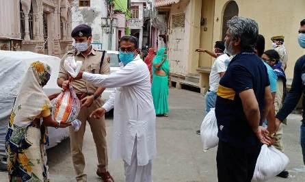  जरूरतमंद लोगों को राशन वितरित