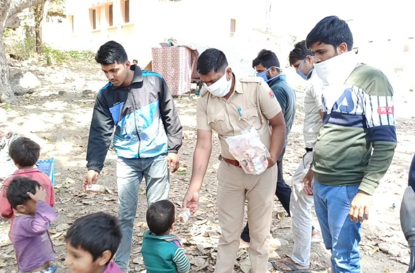  ब्राह्मण समाज के युवाओं ने दिहाड़ी मजदूरों को खाना और बिस्किट बांटे