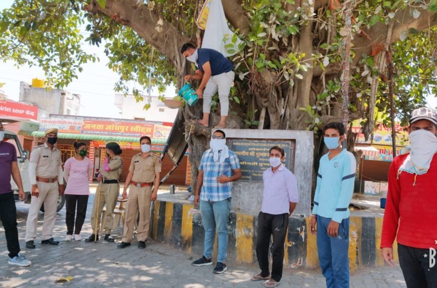  पूर्व मंत्री की प्रेरणा से लगाए बेजुबान पक्षियों के लिए परिंडे