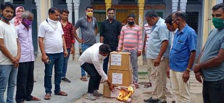  पेट्रोल -डीजल की बढ़ती मांगों को लेकर केंद्रीय पेट्रोल मंत्री का पुतला फूंका