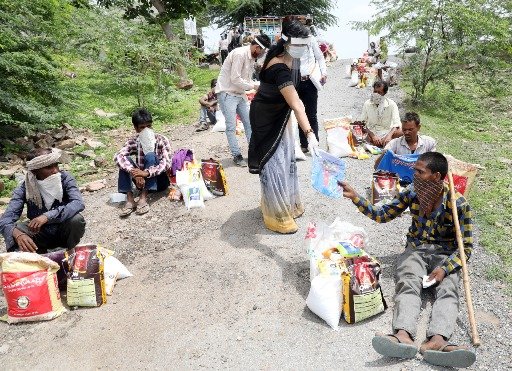  राष्ट्रीय गरीब दिवस पर राशन सामग्री का वितरण